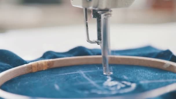 Ago per macchina da ricamo nell'industria tessile presso i produttori di abbigliamento — Video Stock