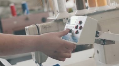 Yakın çekim: otomatik dikiş makinesi ayar paneli.