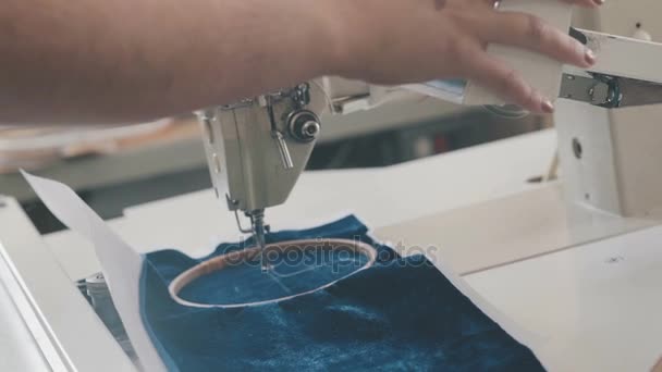 Aguja con hilo. Máquina de bordar en camiseta en la industria textil — Vídeos de Stock