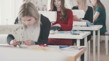 Tekstil sınıf. Atölye genç needlewoman.