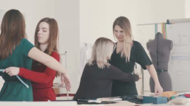 jonge naaister maatregelen voor vrouwelijke client.
