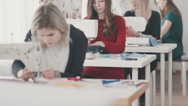 Textil osztály. Fiatal needlewoman a műhelyben. — Stock videók