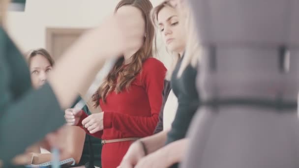 Iskola fiatal divattervezők: egy csoport fiatal nők Varrónői készletek — Stock videók