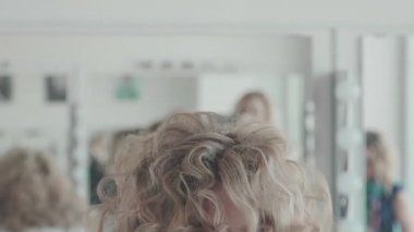 Yeni bir saç modeli Kuaför hayran sonra genç bir kadın