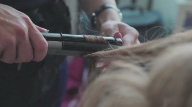 Styling - hacimli oluşturma işlemi bukleler. Güzellik Salonu.