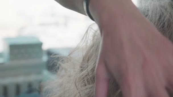 Le coiffeur fait une magnifique pose d'une femme blonde .