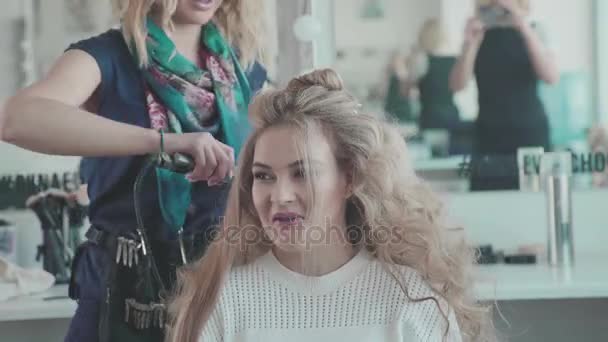 Friseur fertigt Klingeln an blonder Frau — Stockvideo