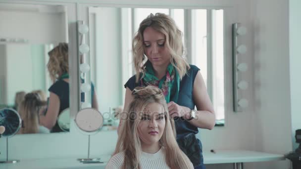 Joven mujer de pelo rubio en un suéter blanco llegó al salón de belleza — Vídeo de stock