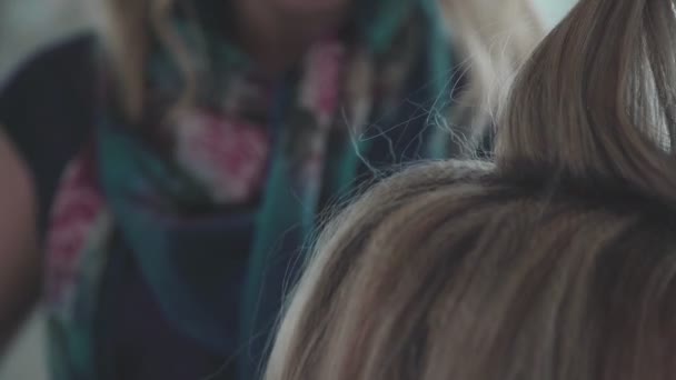 Hairdresser divides hair into locks, then to wind on a curling iron. — Stock Video