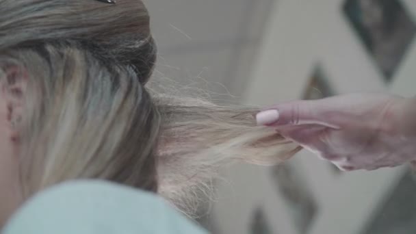 Peluquero haciendo bucles a mujer rubia . — Vídeos de Stock
