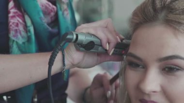 kadın ve eller makyaj Tasarımcısı PIN-curl saç maşası ile