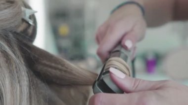 Kuaför Saç kesimi - mu bukleler, maşa kullanarak