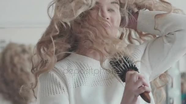 Szczęśliwa dziewczyna wyobraża sobie sama piosenkarka i śpiewa w szczotkę do włosów — Wideo stockowe