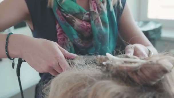 Coiffeur dans le processus de faire des boucles, en utilisant un fer à friser . — Video