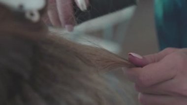 Kadın Kuaför bir yakın çekim, sağlıklı saç yapım bukleler eller