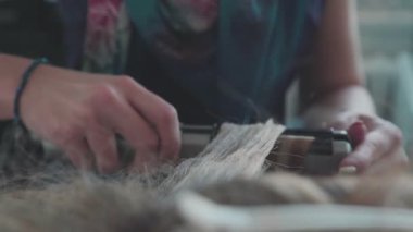 kadın Kuaför yapma bukleler sağlıklı saç maşası ile eller