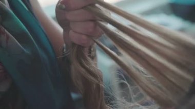 kadın ve eller makyaj Tasarımcısı PIN-curl saç maşası ile