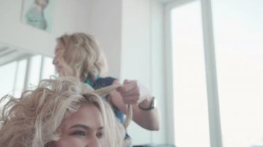 saç stilisti, kıvırcık elektrik kıvırıcı kullanarak müşteri saç yapma.