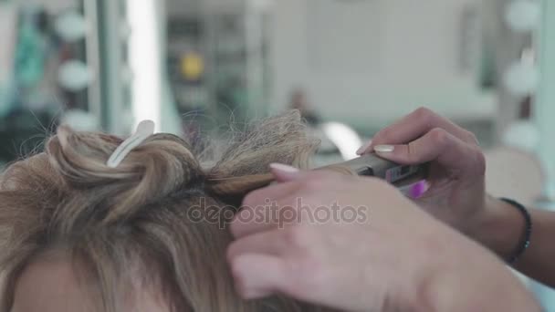 Vrouw met lange haren, kappers handen dicht omhoog, Barbershop — Stockvideo
