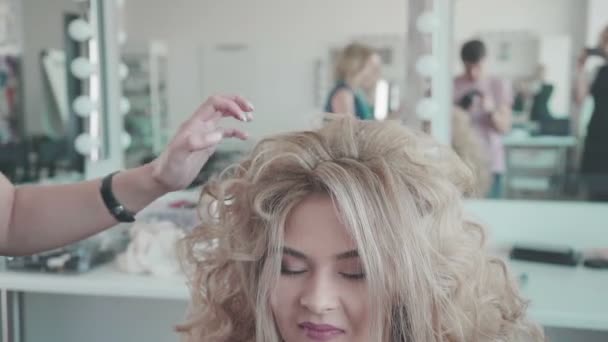 Portrait of a young woman: creating a magnificent setting from curls — Stock Video