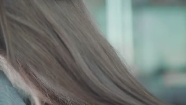 아름 답 고 건강 한 머리카락입니다. 아름다움의 살롱 여자는 미용실에서. — 비디오