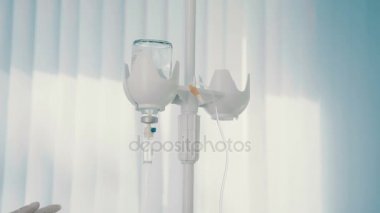 Kadın pratisyen ayakta ve damlalıklı ayarlama.