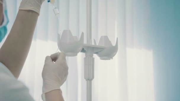 Professionele arts zet intraveneuze apparatuur in het ziekenhuis. — Stockvideo