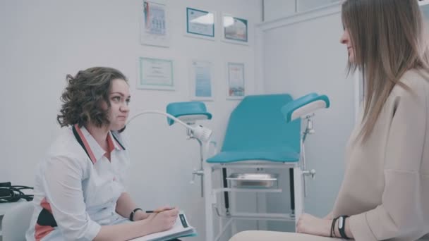 Patiënt en arts in het kantoor van de gynaecologen: een gynaecologische stoel — Stockvideo