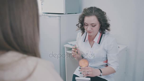 An artificial body for showing patients and teaching interns. — Stock Video