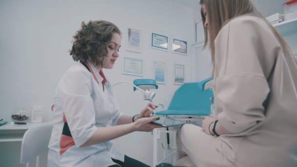 Jovem médica trabalhando com computador tablet . — Vídeo de Stock