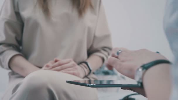 Медицинские консультации для женщин с планшетом ipad — стоковое видео