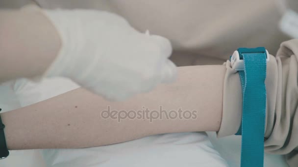 Vendaje y gasa en un brazo después de un análisis de sangre o una inyección . — Vídeos de Stock