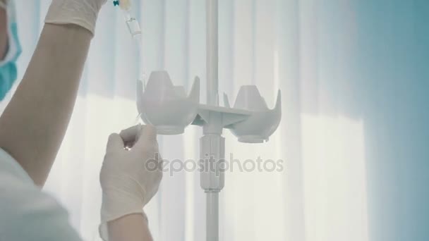 Odborný lékař předávání je intravenózní zařízení v nemocnici. — Stock video