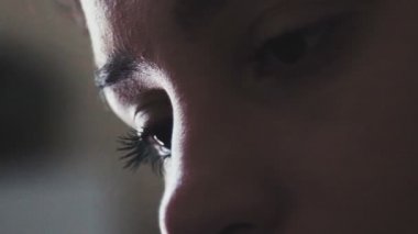 Profil iş sürecinde genç bir kadın. Uzun kirpik