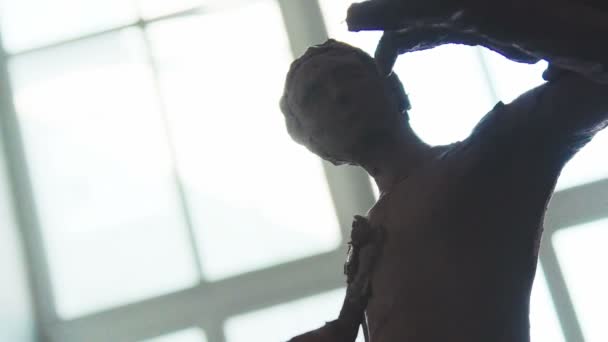Artista modelando una figura humana de arcilla. Alfarería escultura de arcilla — Vídeo de stock