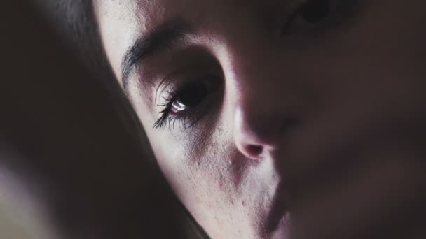 Regarde le boulot. Vue sérieuse dans le processus de travail .