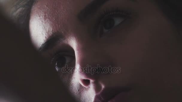 Portret jonge meisje met bruine ogen, zwarte wenkbrauwen. ziet er serieus — Stockvideo