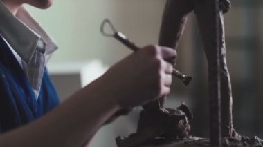 Konsantre kadın ve antika bir adam kalıpları. Kil insan heykeli