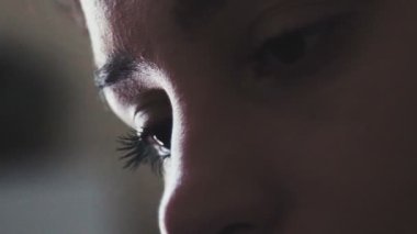 Profil iş sürecinde genç bir kadın. Uzun kirpik