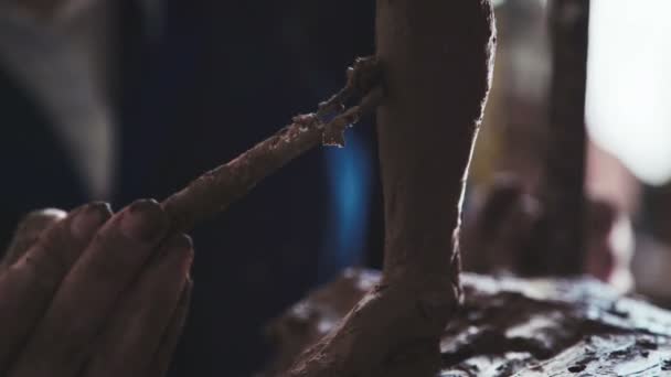 Mladá žena sochař udělal obrázek pravěkého člověka z hlíny — Stock video