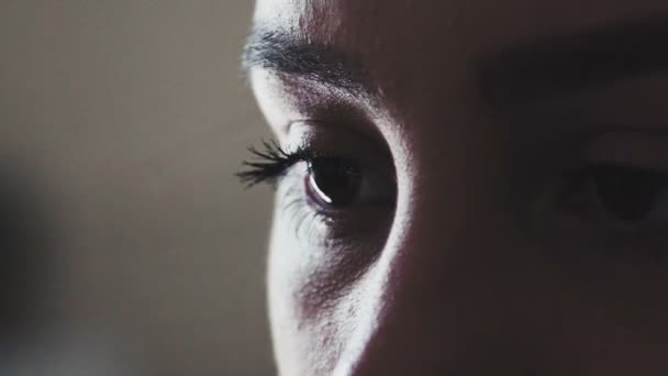 De longs cils, des yeux marron. Vision focalisée sur le sujet . — Video