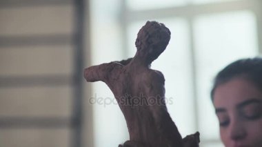 Clay womans heykeltraşlar yüz önünde eski bir adam figürü