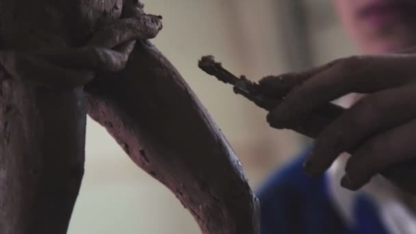 Close-up: ferramenta para modelagem de argila - um laço de pilha - remove o excesso de argila — Vídeo de Stock