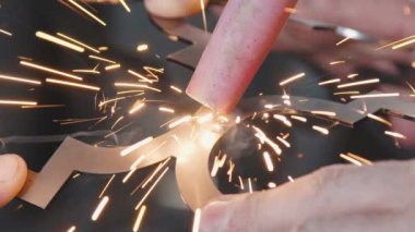 Dekoratif metal ürün üretim süreci.