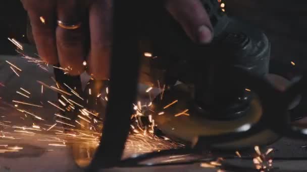 Sparks, amikor vágó és csiszoló fém termék. — Stock videók