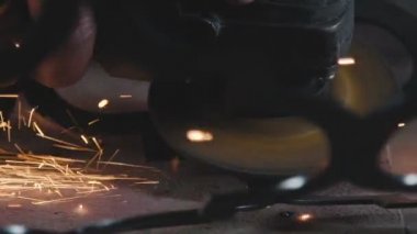 Metal kesme için el ile açı değirmeni. Güç aracı