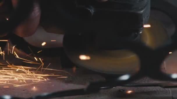Ручна кутова шліфувальна машина для різання металу. Інструмент живлення — стокове відео