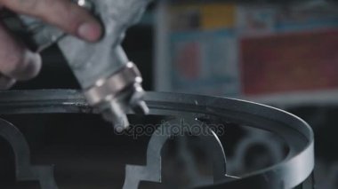 Yakın çekim: işçi Dekoratif metal unsur yapar..