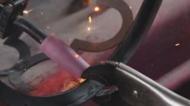 Sanatsal dövme. Dekoratif metal ürünler. Yakın çekim: sanat dövme.