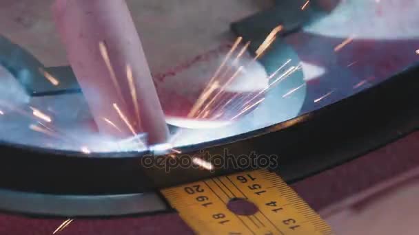 El proceso de soldadura de productos metálicos. Chispas metálicas — Vídeo de stock